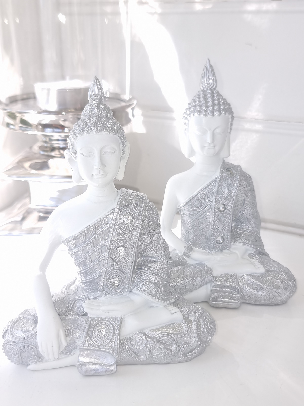 Sittande vit buddha figur. Besök Blickfång.se
