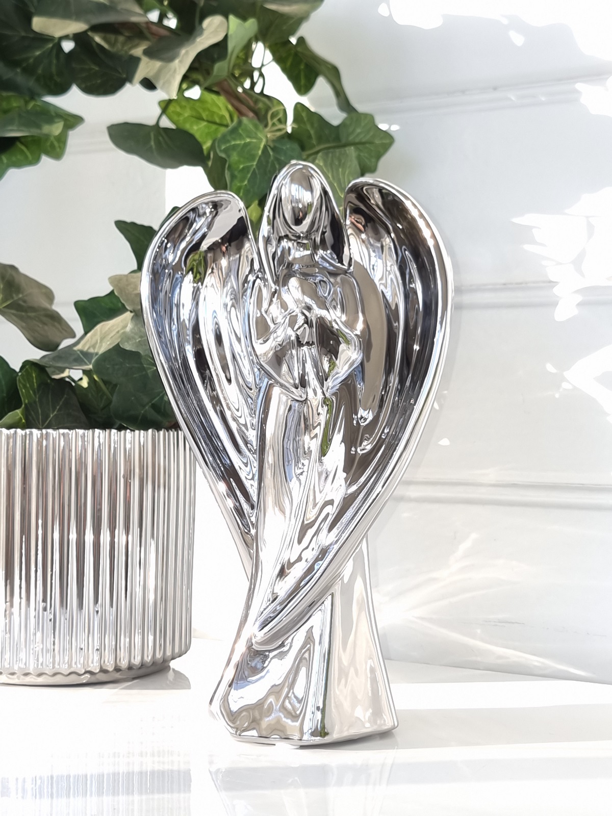 Ängel i silver figur skulptur. Besök blickfång.se